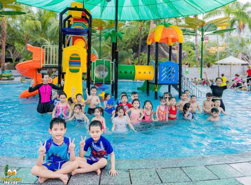 Hồ Bơi Trẻ Em - Vườn Đá
